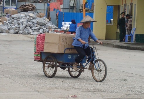 Hình 17 18 Nữ cửu vạn người Tày mưu sinh ở cửa khẩu Tân Thanh Hình 19 Dãy 5