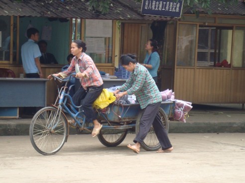 Hình 17 18 Nữ cửu vạn người Tày mưu sinh ở cửa khẩu Tân Thanh Hình 19 Dãy 6