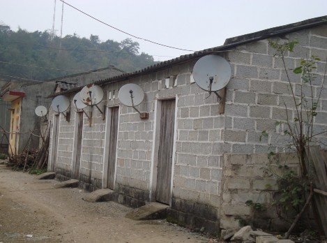 Hình 19 Dãy nhà trọ cho thuê ở Bản Thẩu Hình 20 Đường làng ngò xóm ở Bản 7