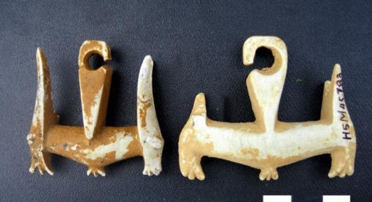 Bản ảnh 3 Khuyên tai hai đầu thú di tích Cồn Ràng Nguồn BTLS CM Thừa Thiên 1