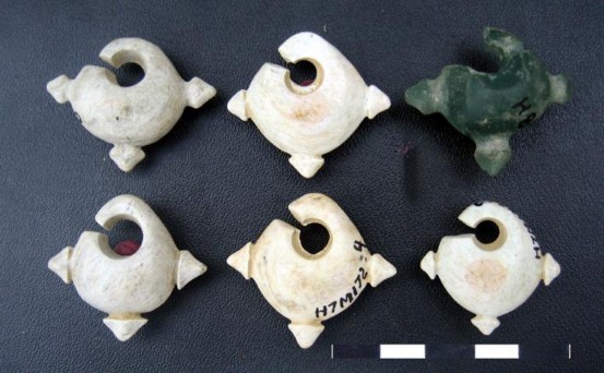 Bản ảnh 4 Khuyên tai ba mấu bằng đá và thủy tinh di tích Cồn Ràng Nguồn 2