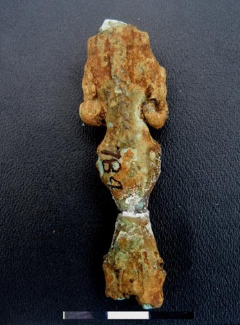 Bản ảnh 5 Cán dao găm tượng người bằng đồng di tích Cồn Ràng Nguồn 3