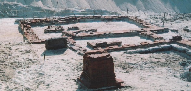 Bản ảnh 9 Nền móng nhà chuẩn bị hành lễ Mandapa tháp Phú Diên Nguồn TS 7