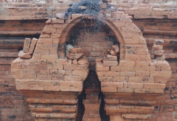 Bản ảnh 12 Trang trí vòm cửa giả tháp Phú Diên Nguồn TS Lê Đình Phụng 8