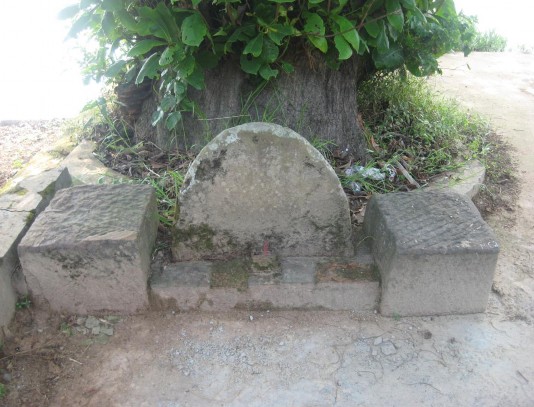 Bản ảnh 28 Một số hiện vật Champa thờ tại Bến Cây Bàng làng Phước Tích 2