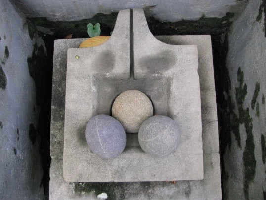 Bản ảnh 88 Linga – Yoni Phước Tích nhìn từ trên xuống Nguồn Tác giả 6