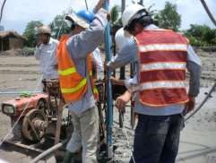 Hình 1 Lắp nhện từ vào ống PVC Hình 2 Khoan lắp ống Hình 3 Bơm vữa Hình 4 2