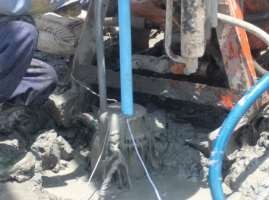 Hình 3 Bơm vữa Hình 4 Rút dây chốt chân nhện từ Hình 5 Hoàn thành công tác 3