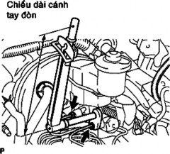 Dùng cờlê vặn đai ốc nối lắp các ống dầu phanh vào cút nối trong khi giữ 6