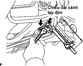 Dùng cờlê vặn đai ốc nối lắp ống dầu phanh vào ồng mềm trong khi giữ 7