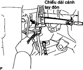 Dùng cờ lê vặn đai ốc nối lắp các ống dầu phanh vào bộ chấp hành phanh 8