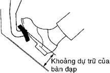 Nhả cần phanh đỗ Với động cơ đang nổ máy hãy đạp bàn đạp phanh và đo 7