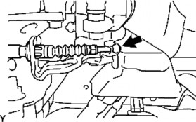 Lồng choòng 14 hết vào kẹp nắp để bẻ cong vấu kẹp và ngắt cáp phanh đỗ 17