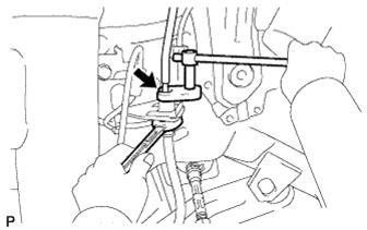 Dùng clê vặn đai ốc nối tách các ống dầu phanh ra trong khi giữ ống mềm 6