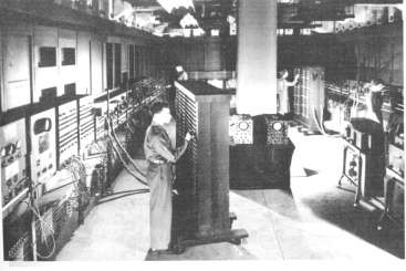 Hình 1 2 Máy tính ENIAC Hình 1 3 Đèn điện tử ENIAC Electronic Numerical Integrator 2