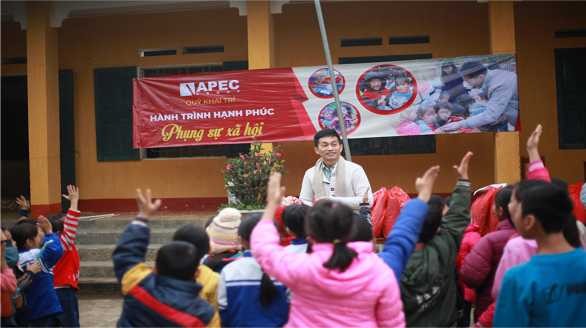 Trao quà tết tủ sách tại trường Tiểu học Tà Mung Lai Châu năm 2018 Trao học 1