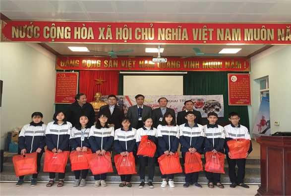 Trao học bổng cho các cháu học sinh tại Bắc Ninh Huế Thái Nguyên năm 2018 Trao 2