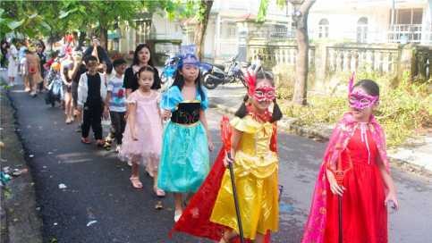 Hình 2 5 Các bạn học viên đang đi diễu hành trên các tuyến đường Lễ hội 2