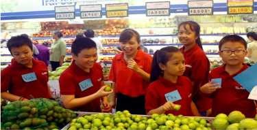 Hình 2 7 Các bé tham gia trải nghiệm thực tế tại siêu thị Co op Mart Bên cạnh 4