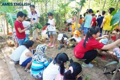 Hình 2 8 Các bé đang trồng rau Với mong muốn mang lại cho các bạn học viên một 5