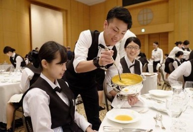 Hình 3 Thái độ phục vụ của nhân viên trong khách sạn Nhật Cũng chính vì 3