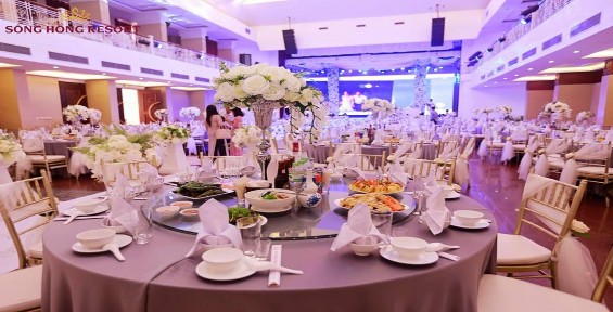 Hình 4 4 Mẫu bàn tiệc cưới theo gam màu trắng của trung tâm tổ chức sự kiện 3