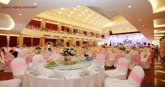 Hình 4 5 Mẫu bàn tiệc cưới theo gam màu trắng hồng của trung tâm tổ chức sự 4