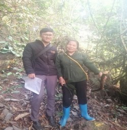 9 Bà Chầu giới thiệu cây Dây gắm 10 Ông Phong giới thiệu cây Bầu đất 11 3