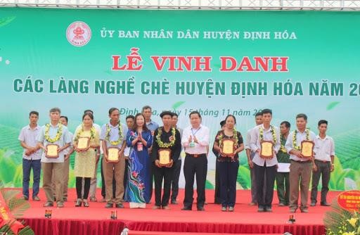 Hình 4 3 Lễ vinh danh các làng nghề chè huyện Định Hóa 4 2 1 1 Làng văn hóa du 3