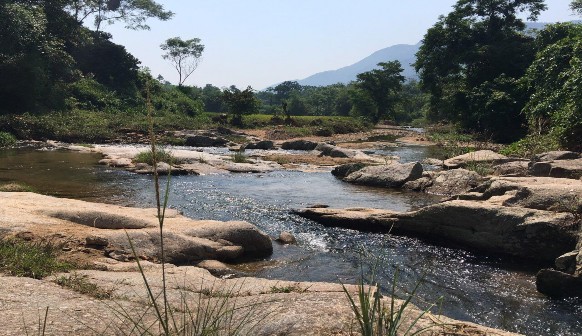 Hình 3 Di tích suối Khuôn Tát Hình 4 Quà lưu niệm được bán tại ATK Định Hóa 16