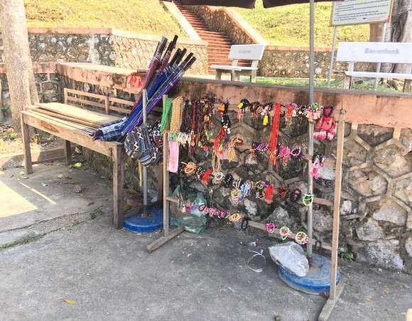 Hình 4 Quà lưu niệm được bán tại ATK Định Hóa 17