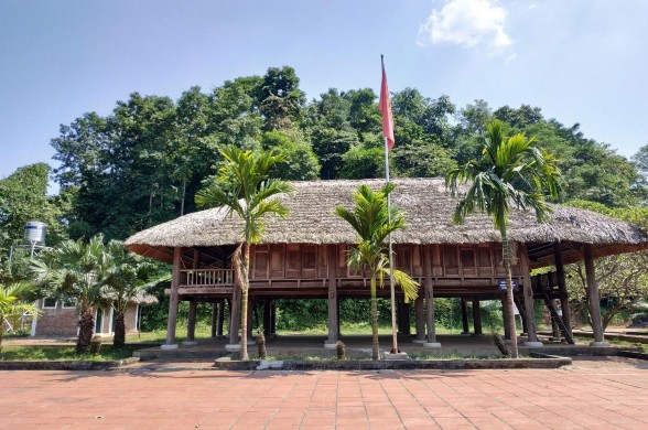 Hình 6 Di tích Đồi Khau Tý Hình 7 Thực trạng cọn nước tại Làng du lịch văn 2