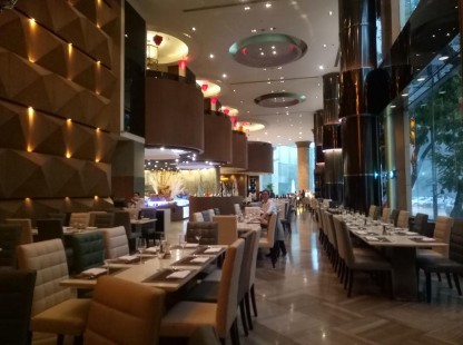 Hình 2 3 Nhà hàng Parkview Nguồn Tự chụp Tọa lạc tại sảnh khách sạn với 1