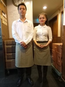 Hình 2 4 Đồng phục cũ của nhân viên phục vụ tại nhà hàng Parkview Hình 2 5 10