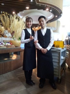 Hình 2 4 Đồng phục cũ của nhân viên phục vụ tại nhà hàng Parkview Hình 2 5 9