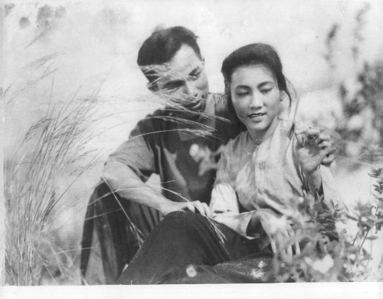 Hình 1 Hoài và Vận trong bộ phim Chung một dòng sông Hình 2 Bé Ngọc Hà trong phim 1