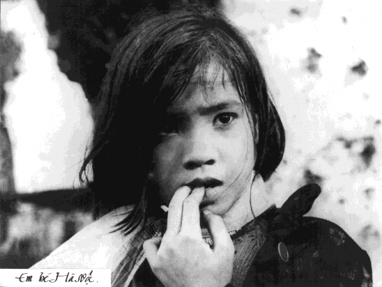 Hình 2 Bé Ngọc Hà trong phim Em bé Hà Nội Hình 3 Chị Tư Hậu trong phim Chị Tư 2