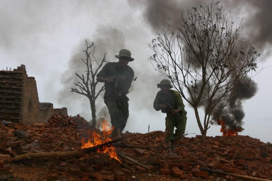 Hình 9 Bộ đội Việt Nam trong phim Mùi cỏ cháy Hình 10 Chị Vân trong phim Nổi 3
