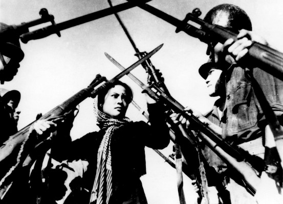 Hình 10 Chị Vân trong phim Nổi gió Hình 11 Chị Dịu trong phim Vĩ tuyến 17 ngày 5