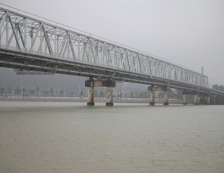 a b Hình 3 21 Cầu Bến Thủy a Kết cấu nhịp b Mặt cắt ngang của cầu 43