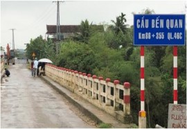 a b Hình 4 14 Đo đạc hiện trường a công tác chuẩn bị b Thu thập dữ 13