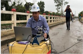 a b Hình 4 14 Đo đạc hiện trường a công tác chuẩn bị b Thu thập dữ 14