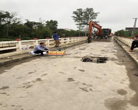 a b Hình 4 15 Tạo ra hư hỏng trên mặt cầu a phá hủy mặt cầu b thu thập 15