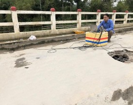 a b Hình 4 15 Tạo ra hư hỏng trên mặt cầu a phá hủy mặt cầu b thu thập 16