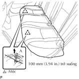 Nhả khớp 2 móc phía trước của nệm ghế từ thân xe Chú ý Tuân theo cẩn 14