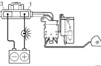 2 Kiểm tra công tắc báo mức nhiên liệu Cấp điện áp ắc quy giữa cực 2 và 5