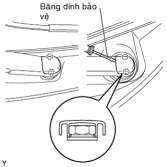 Tháo nắp che đầu tay gạt nước phía trước Dùng một tô vít có đầu bọc 31