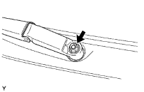 Tháo nắp che đầu tay gạt nước phía trước Dùng một tô vít có đầu bọc 32