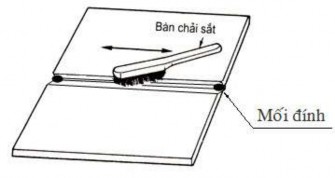 Hình 53 6 Làm sạch mối đính bằng bàn chải sắt Với mối hàn nhiều đường 2