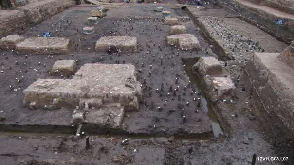 Ba 15 Dấu tích móng tường thành được đóng bởi cọc gỗ gạch vụn thời 26